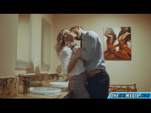 ❤️ Kung ang usa ka busty blonde naghaylo kanimo sa usa ka publiko nga kasilyas ❌ Lisud nga porn sa amon ☑